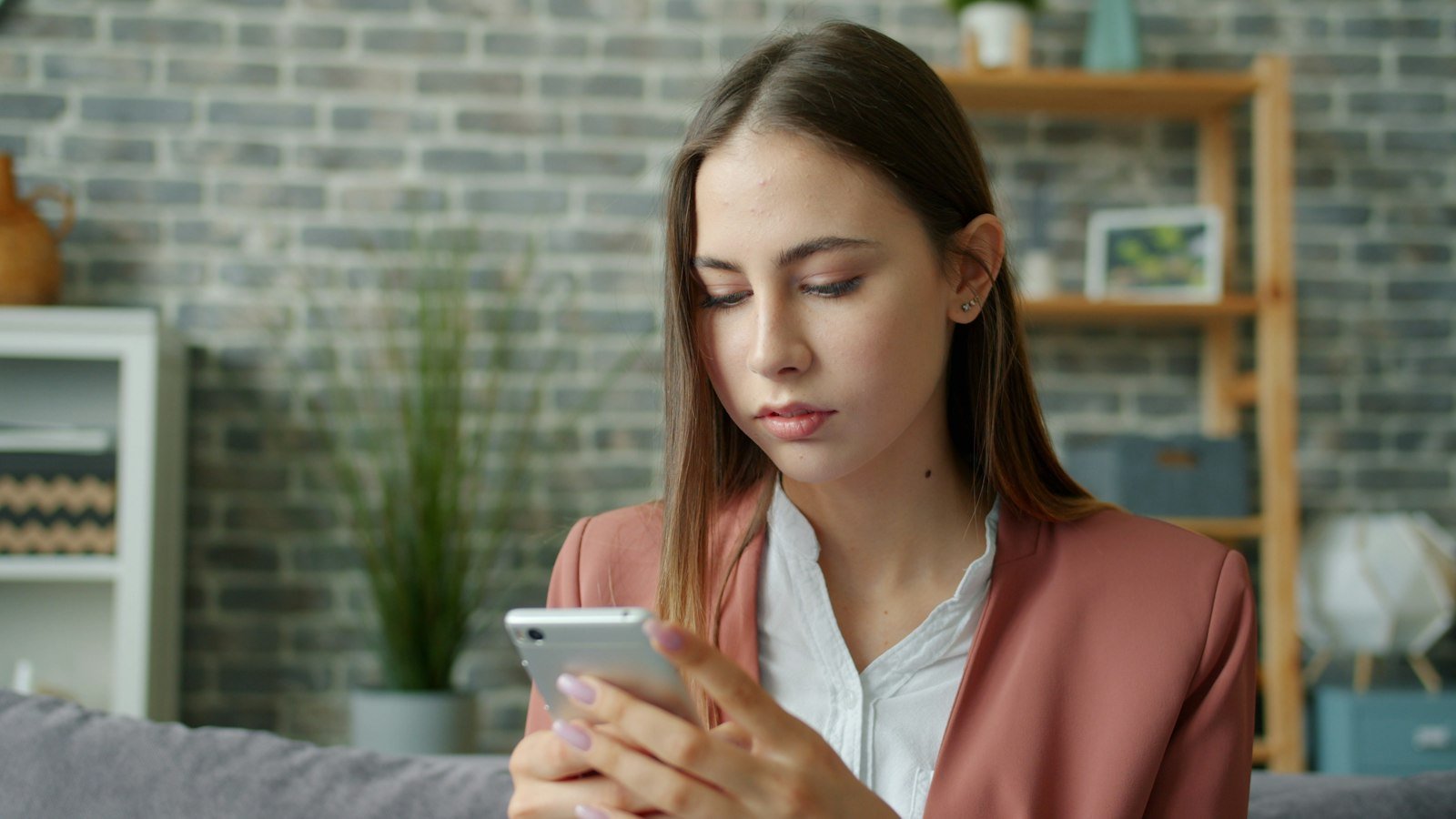 Mulher olhando o celular com expressão preocupada
